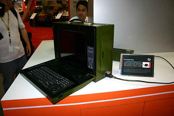 科技強(qiáng)警新利器 警用手提式加固計(jì)算機(jī)亮相裝備展